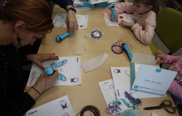 2 kobiety i 2 dziewczynki rysują długopisami 3D