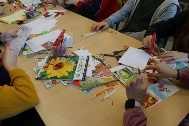 na stole gazety, czasopisma i wycinki z gazet