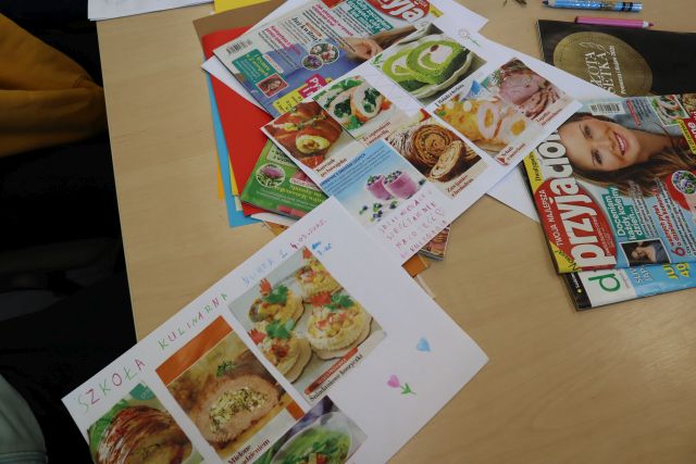 na stole wycinki z czasopism naklejone  na kartki