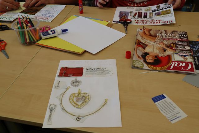 na stole czasopisma wykonane przez młodzież