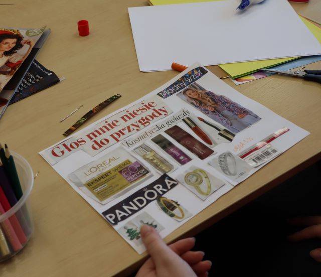 kartaka z naklejonymi wycinkami z czasopism