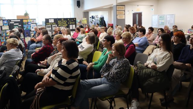 na zdjęciu blisko setka publiczności