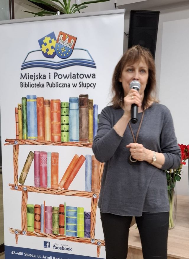 dyrektorka biblioteki z mikrofonem