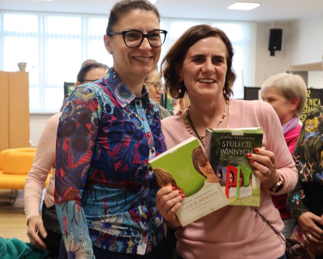 dwie kobiety pozują do zdjęcia, jedna trzyma w dłoniach dwie książki