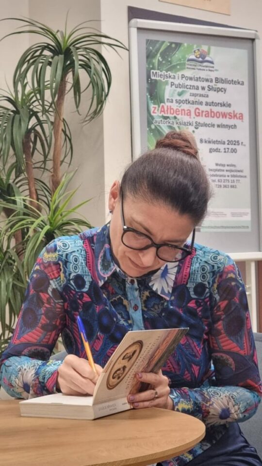 autorka podpisuje książkę