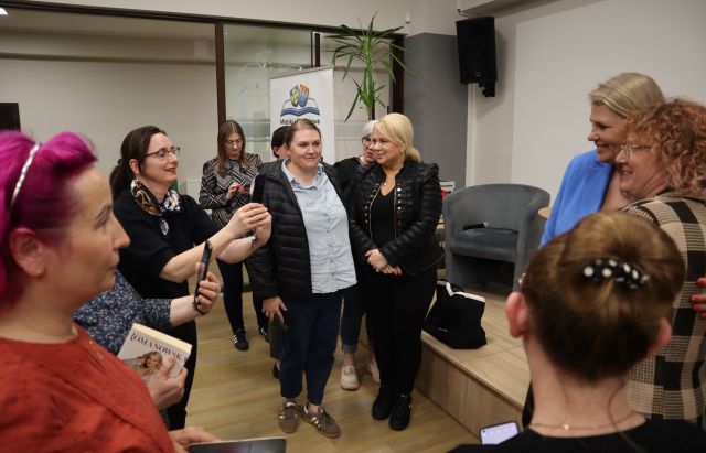 gościni i kilka osób wokół niej