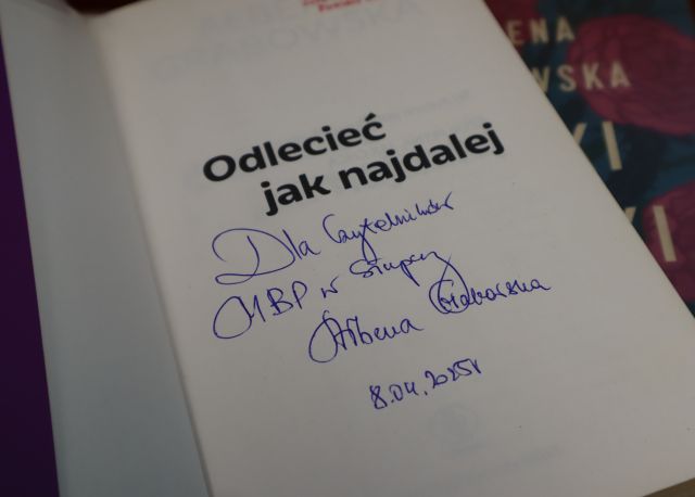 książka z dedykacją od Ałbeny Grabowskiej dla czytelników biblioteki