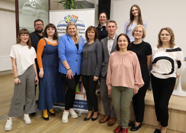 do zdjęcia pozują bibliotekarki, radna burmistrz, prowadzący spotkanie i uczestniczka spotkania