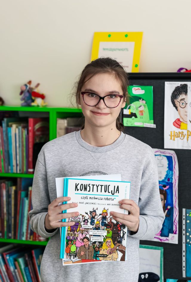 dziewczyna z dyplomem i książką