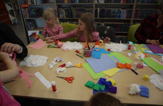 dzieci przy stołach wykonują prace plastyczne
