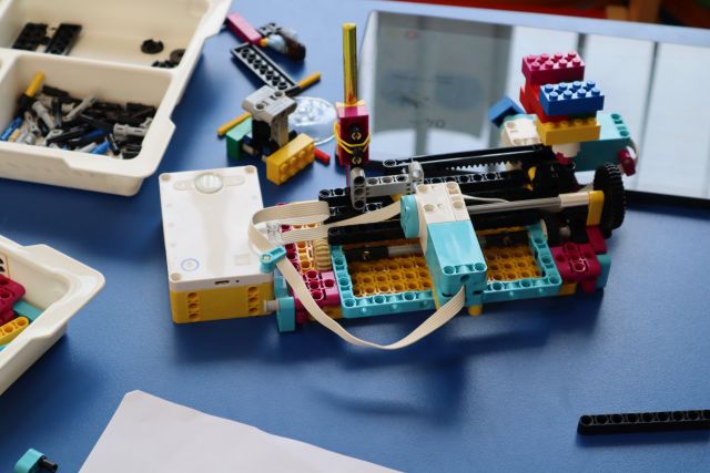 pojazd zbudowany z klocków LEGO