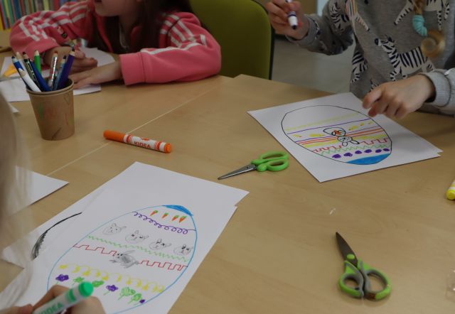 na dwóch kartkach namalowane pisanki