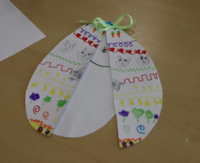 na zdjęciu pisanka namalowana i wycięta z kartek