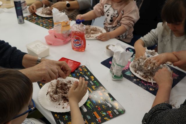 dzieci mieszają struktury na talerzykach