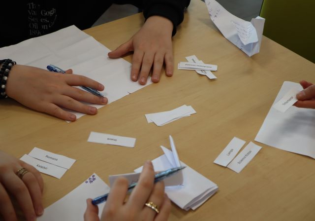 na stole dłonie i karteczki