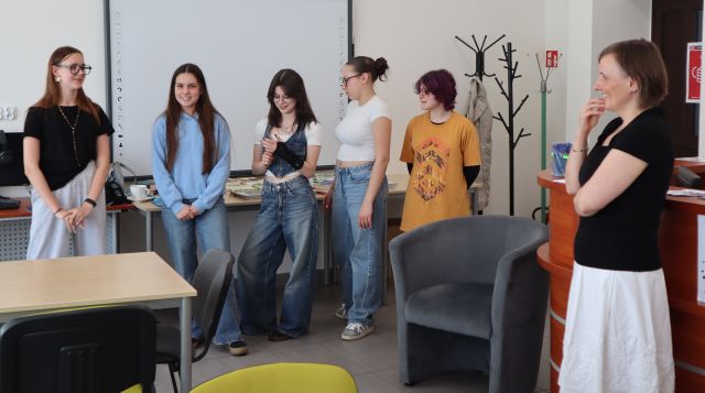 5 młod, obok stoi kobietaych osób stoi