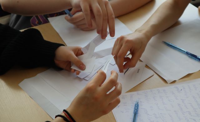 na stole dłonie i karteczki