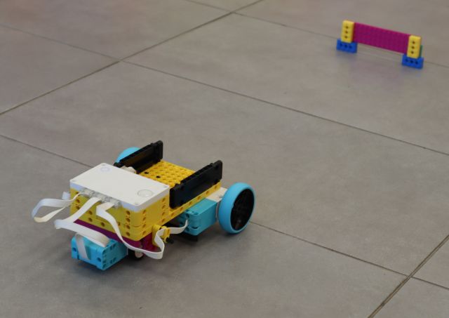 robot z klocków LEGO na podłodze