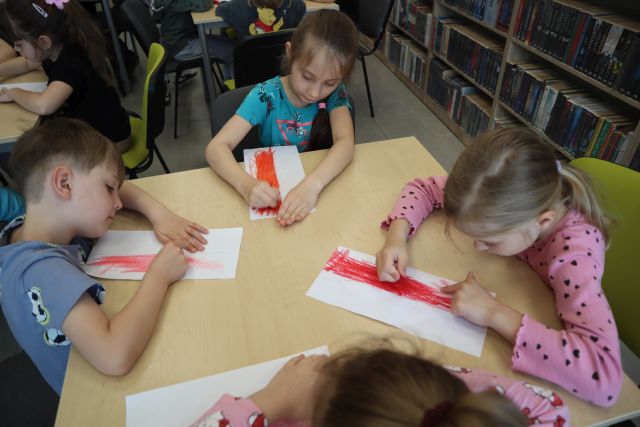 przedszkolaki malują kartki na biało-czerwono