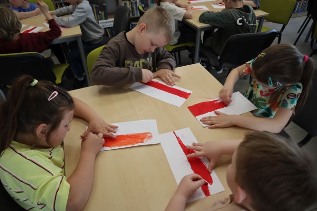 przedszkolaki malują kartki na biało-czerwono