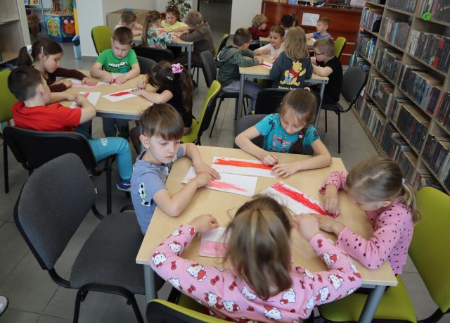 przedszkolaki malują kartki na biało-czerwono