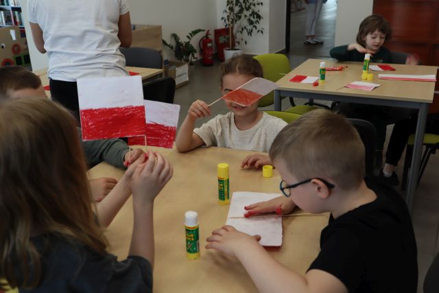 przedszkolaki z flagami Polski