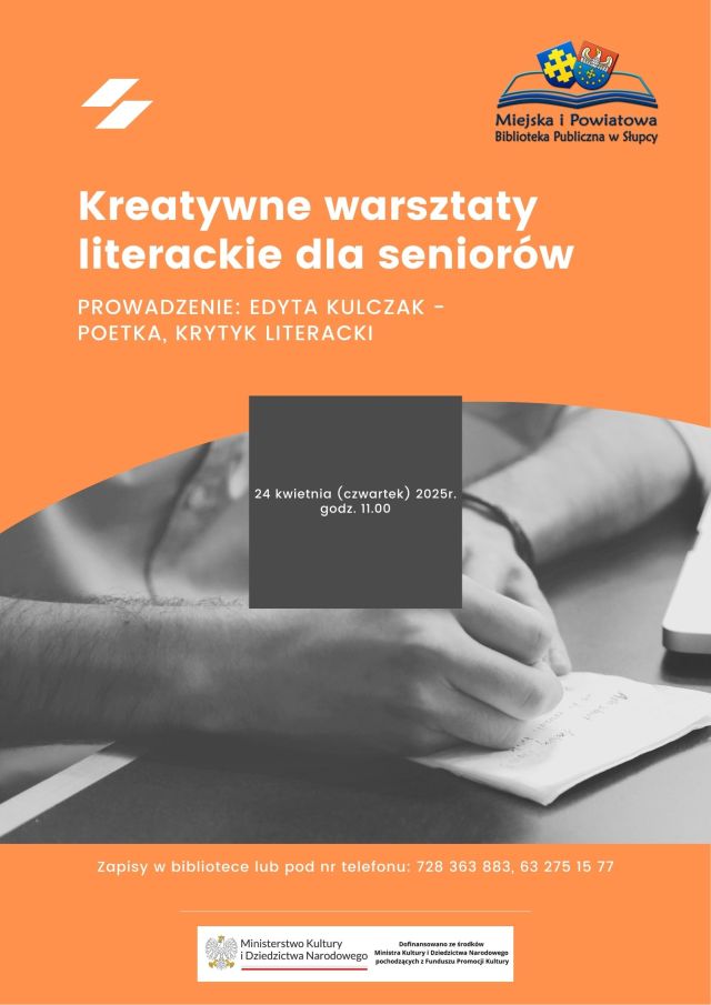na pomarańczowym tle zaproszenie na warsztaty,w śdokowej części plakatu ręce z piórem