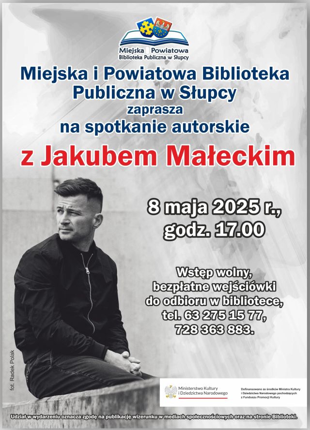 na siwym tle zaproszenie na spotkanie oraz zdjęcie mężczyzny z głową skierowaną w lewą stronę