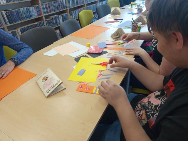 dłonie robiące zakładki