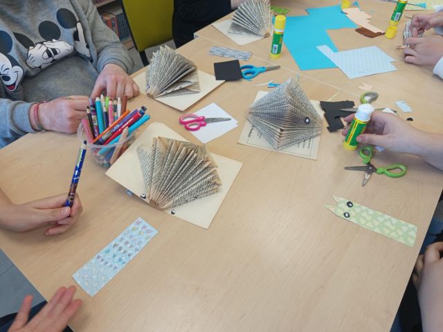 jeże zrobione z książek