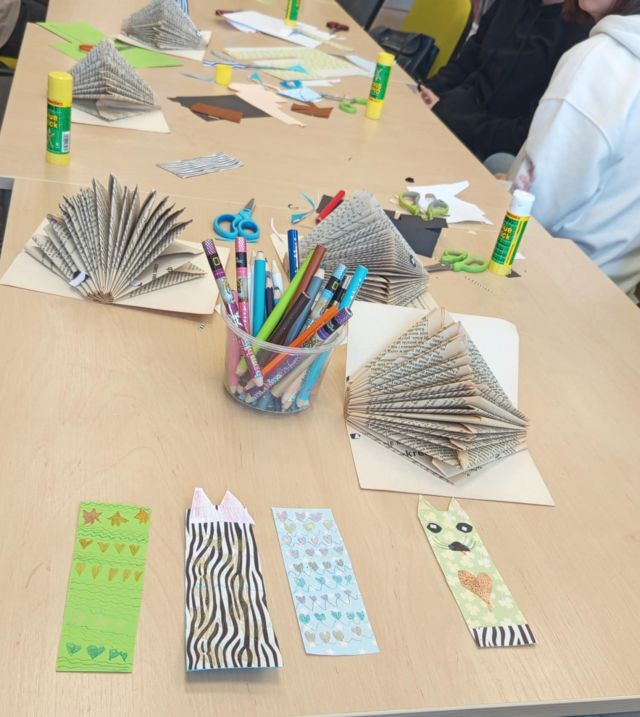 jeże zrobione z książek oraz zakłądki leżą na stołąch