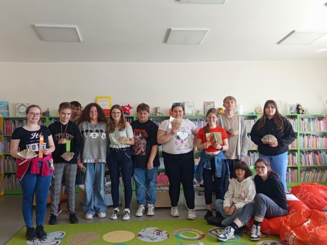 uczniowie pozują do zdjęcia