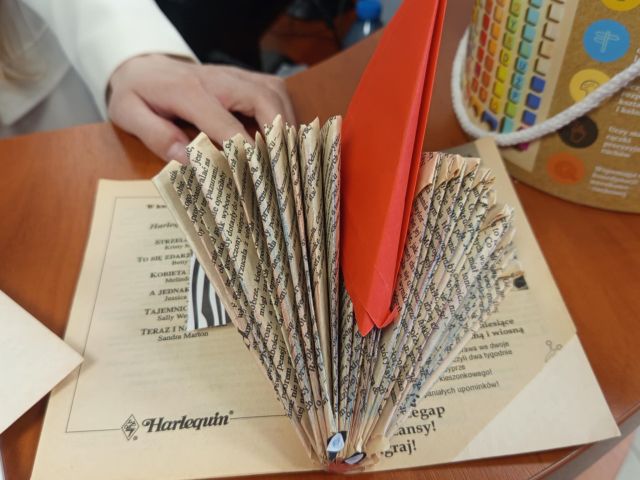 jeż zrobiony z książki