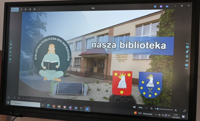 zdjęcie budynku biblioteki z zewnątrz z napisem Nasza biblioteka