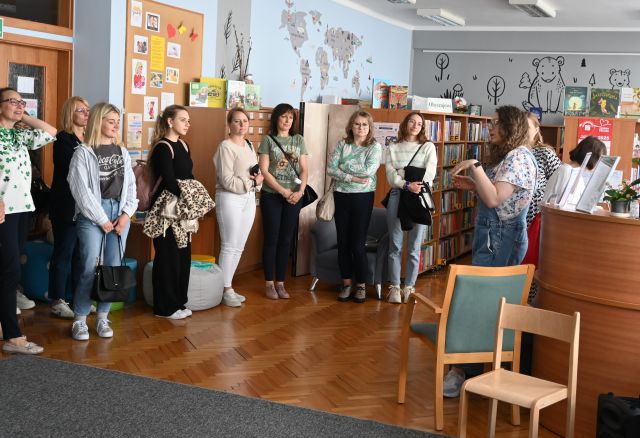 grupa bibliotekarek w przestrzeni bibliotecznej