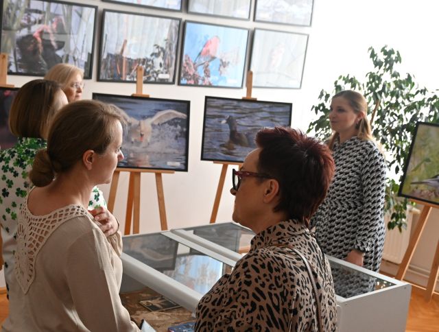 bibliotekarki przed wystawą obrazów