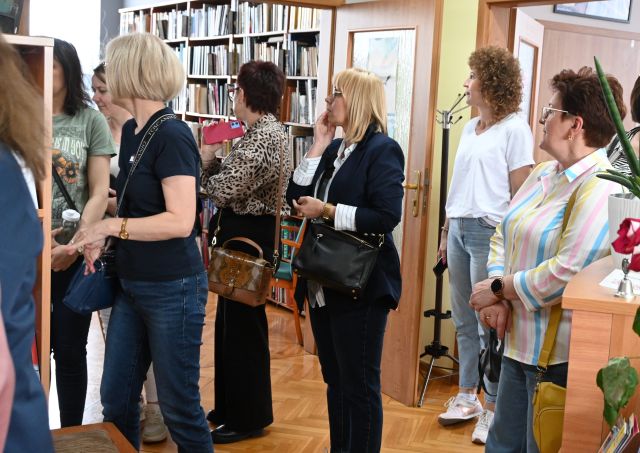 bibliotekarki w przestrzeni bibliotecznej