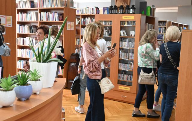bibliotekarki w przestrzeni bibliotecznej