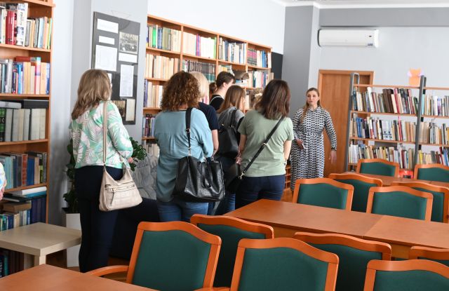 bibliotekarki w przestrzeni bibliotecznej