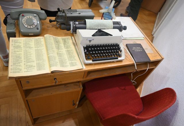 maszyma do pisania i książka telefoniczna