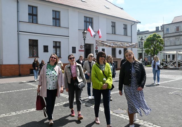 kobiety przed budynkiem ratuszu z muzeum