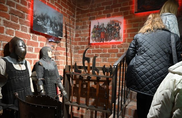 na zdjęciu figury średniowiecznych rycerzy i schody z ludźmi
