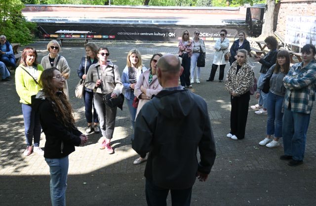 mężczyzna stoi przed grupą bibliotekarek
