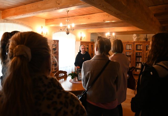 bibliotekarki w bibliotece zakonnic