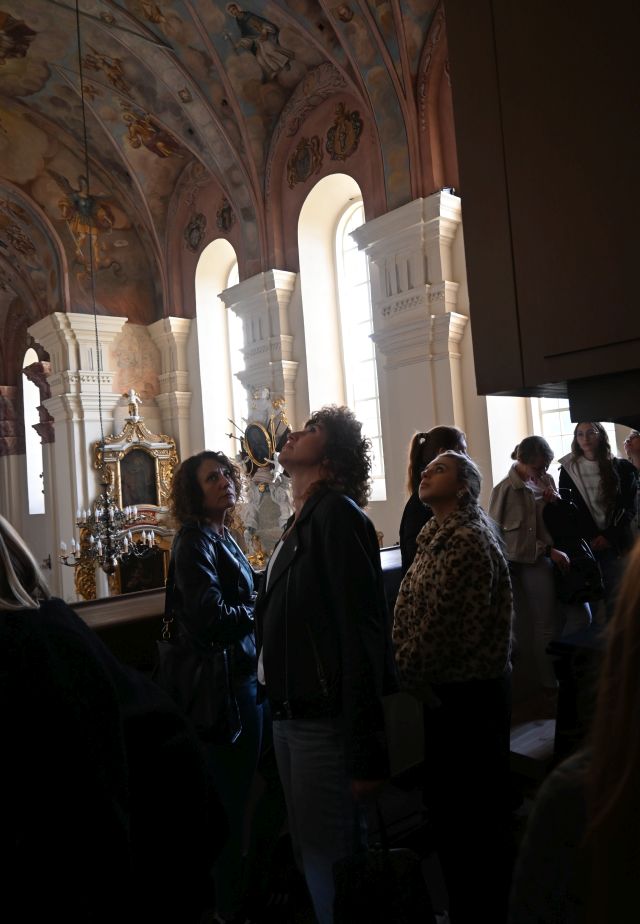 bibliotekarki w świątyni