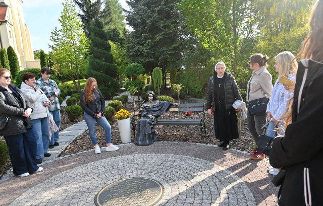 siostra zakonna, bibliotekarki, piękny ogród i ławeczka z figurą siedzącej na ławce siostry zakonnej
