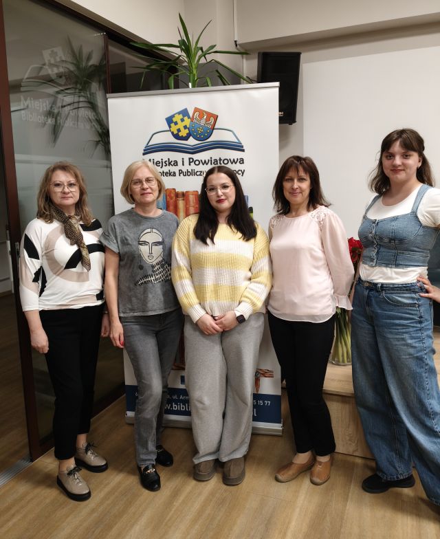 4 bibliotekarki i autorka pozują do zdjęcia