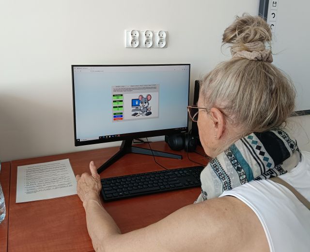 seniorka siedzi przed komputerem