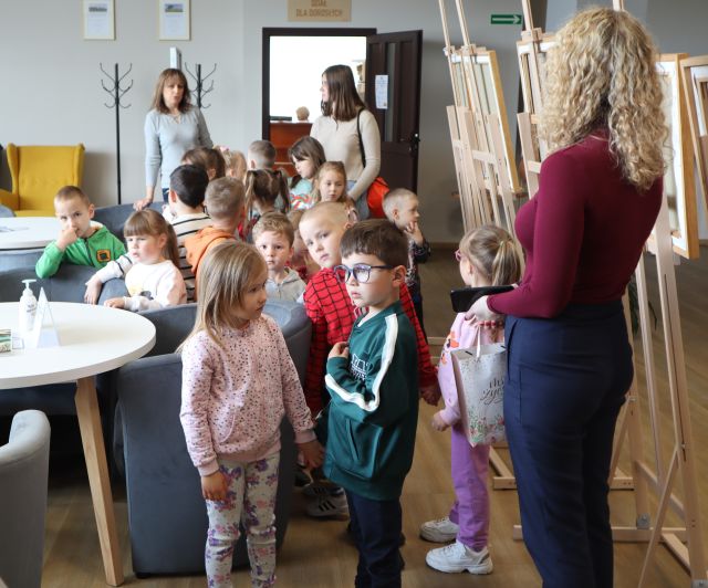przedszkolaki z nauczycielką i dyrektorką biblioteki w czytelnii