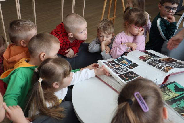 przedszkolaki oglądają wielką książkę
